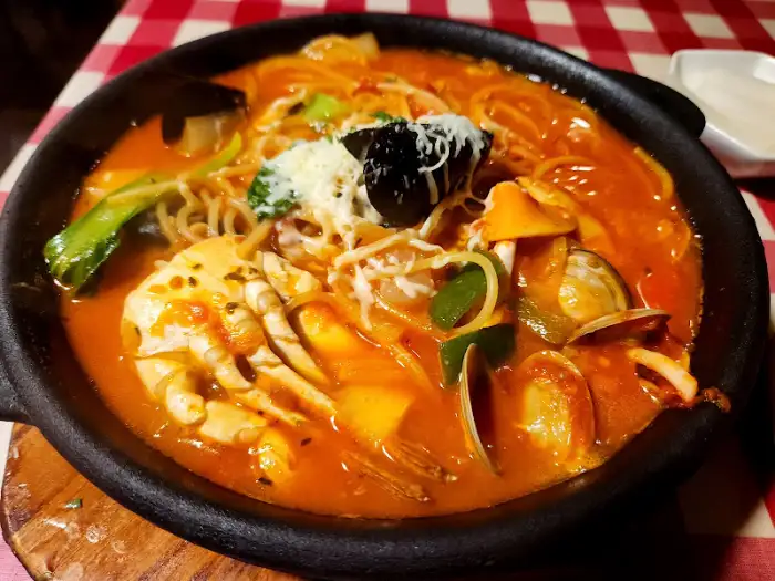 다른 각도에서 본 해산물 토마토 파스타