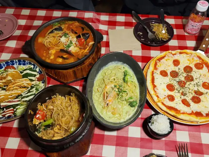 테이블에 차려진 다양한 음식 사진
