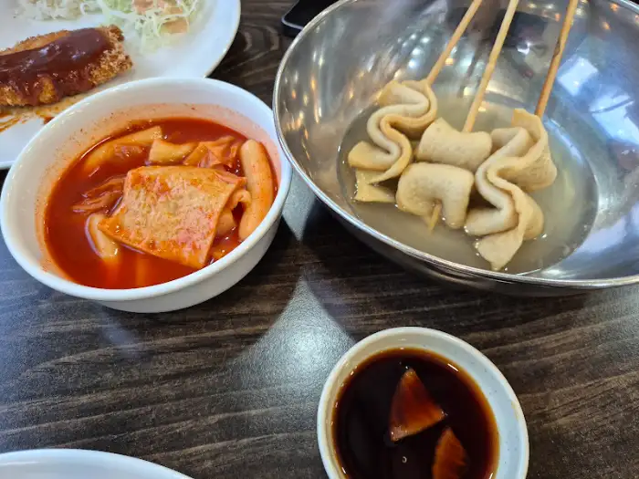 김이 모락모락 나는 떡볶이와 오뎅탕