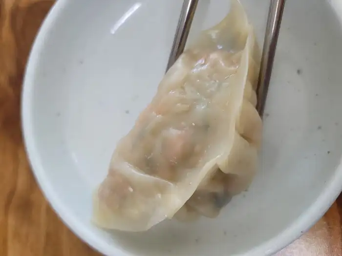 집게로 집은 왕만두