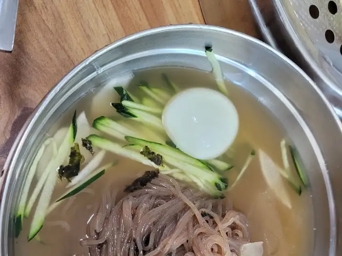 냉면 그릇 위에서 내려다본 모습