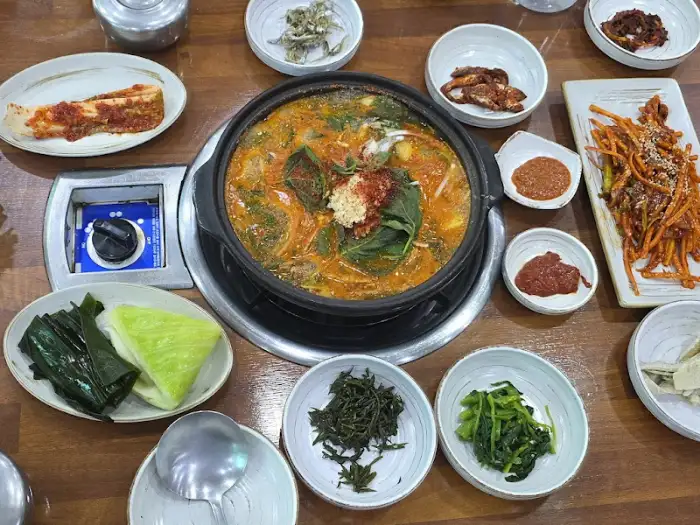 푸짐하게 차려진 멸치쌈밥 한상차림