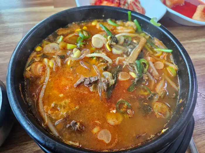 푸짐하게 담긴 해장국