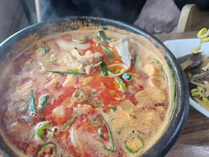 김이 모락모락 나는 해장국