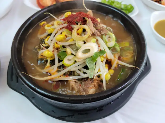 다양한 건더기가 풍성한 해장국