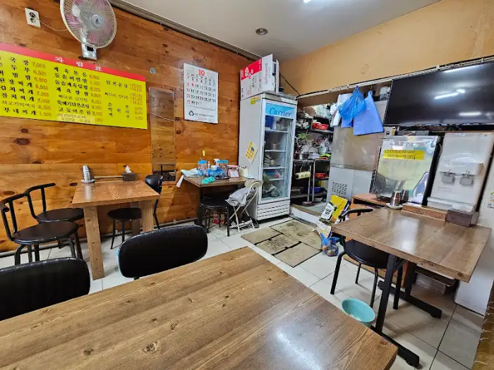 식당 내부 전경 사진