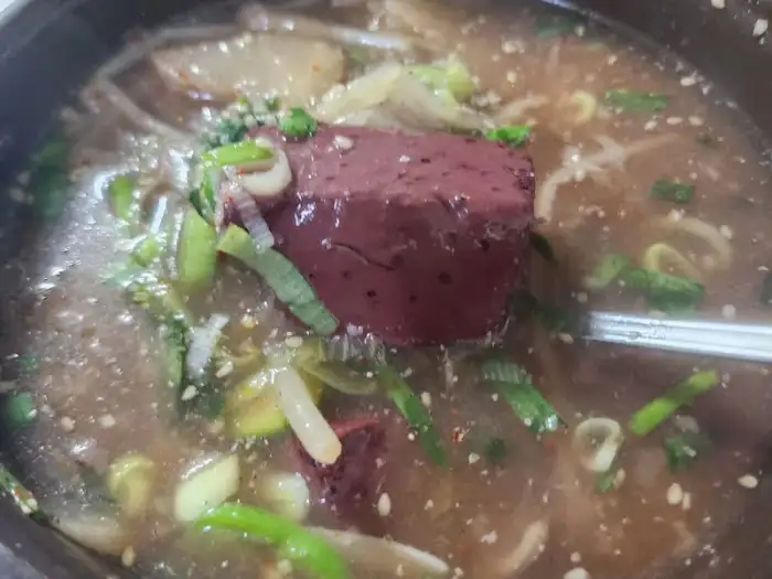 선지국 한 숟가락을 뜨는 모습
