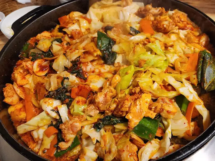 푸짐하게 차려진 닭갈비