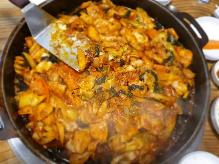 닭갈비에 곁들여지는 다양한 반찬