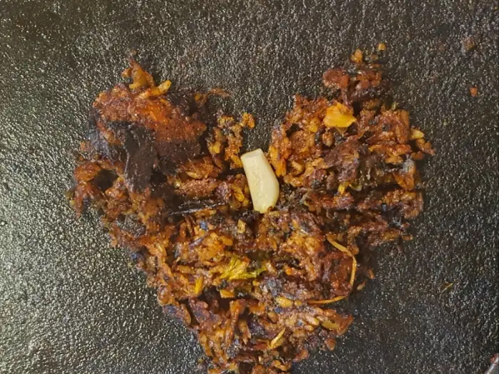 잘 볶아진 밥 위에 마늘 한 조각