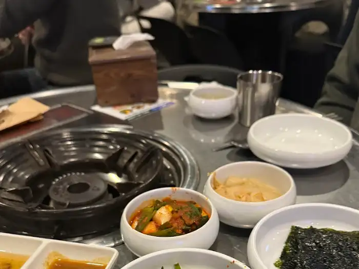 깔끔하게 정돈된 테이블 모습