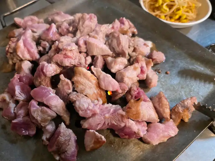 타닥타닥 소리를 내며 익어가는 뒷고기