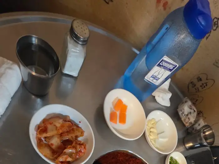테이블에 놓인 소금통과 물병