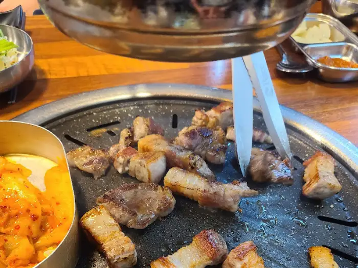 불판 위에 맛있게 구워지는 고기