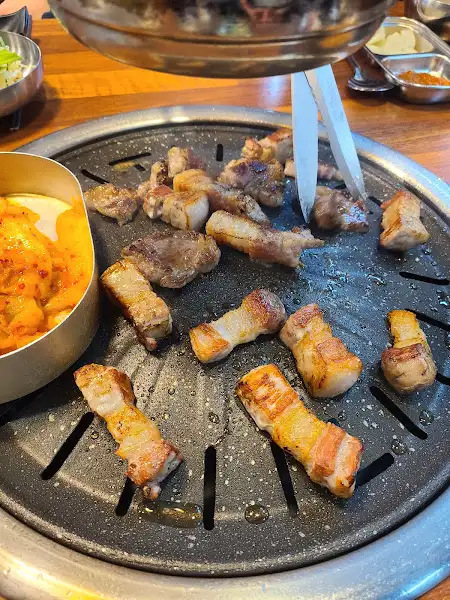 잘 구워진 돼지고기 단면