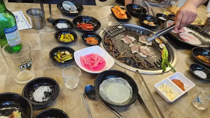 테이블에 차려진 다양한 반찬과 소스