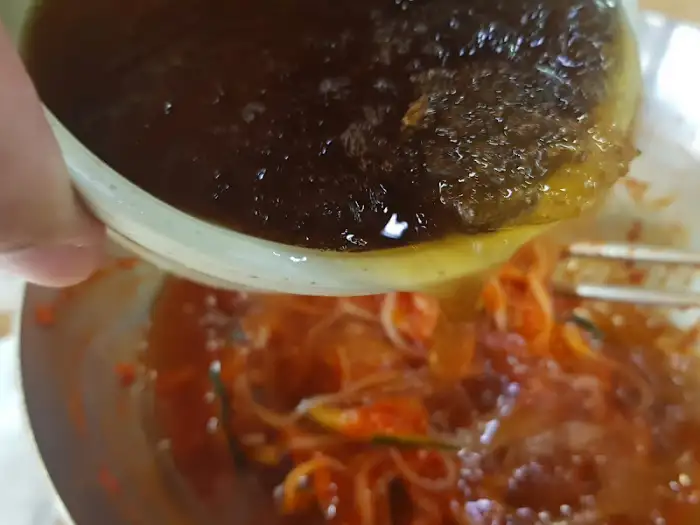 살얼음 육수를 붓는 모습