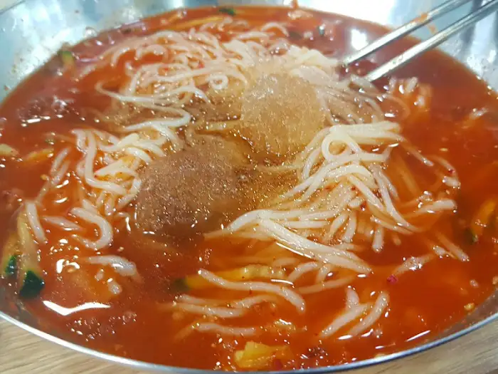 살얼음 동동 뜬 물밀면