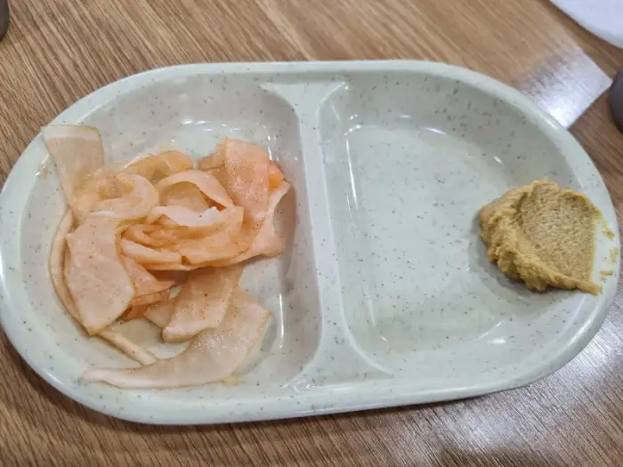 단무지와 겨자소스