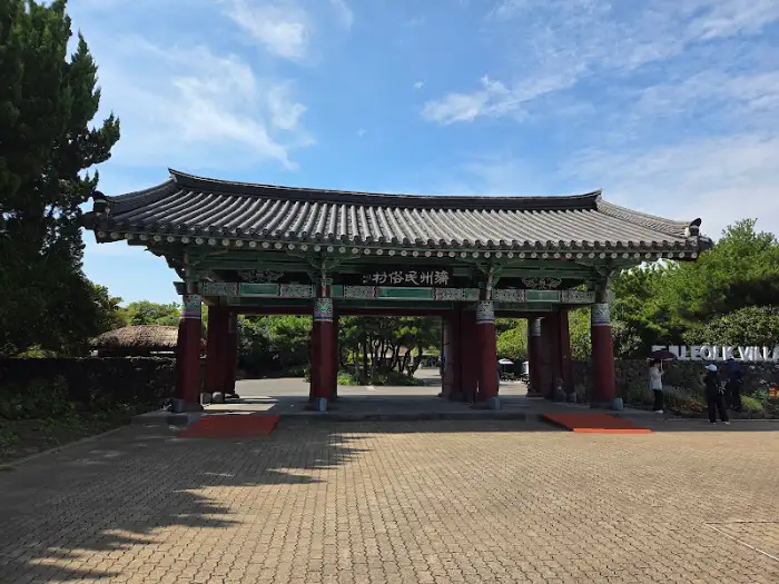 제주민속촌점 입구의 전통적인 건축물
