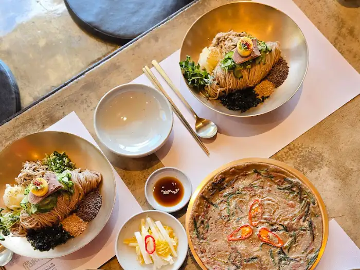 테이블에 차려진 풍성한 메밀 요리