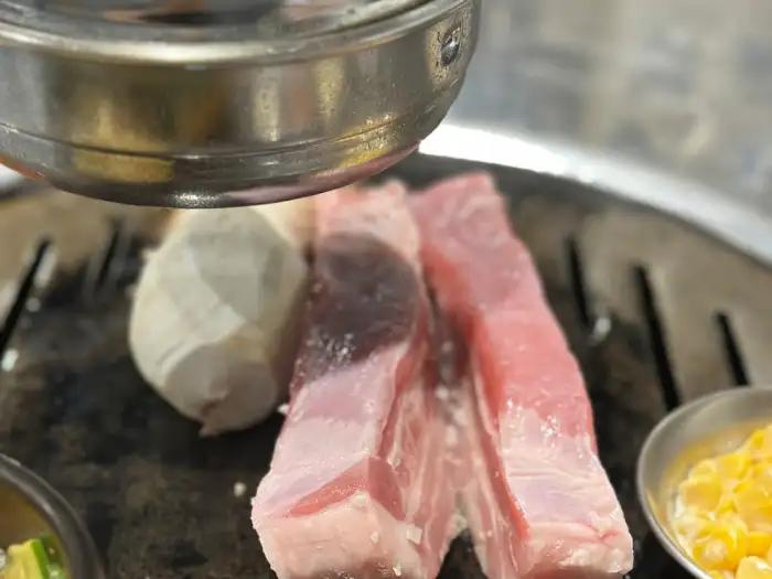 노릇하게 구워진 주먹고기 조각들