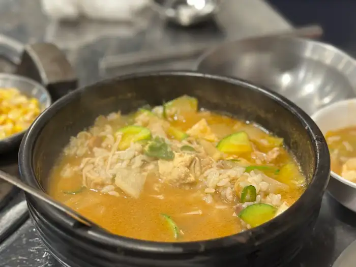 푸짐한 차돌박이가 들어간 된장찌개, 밥알과 함께 끓여져 있음