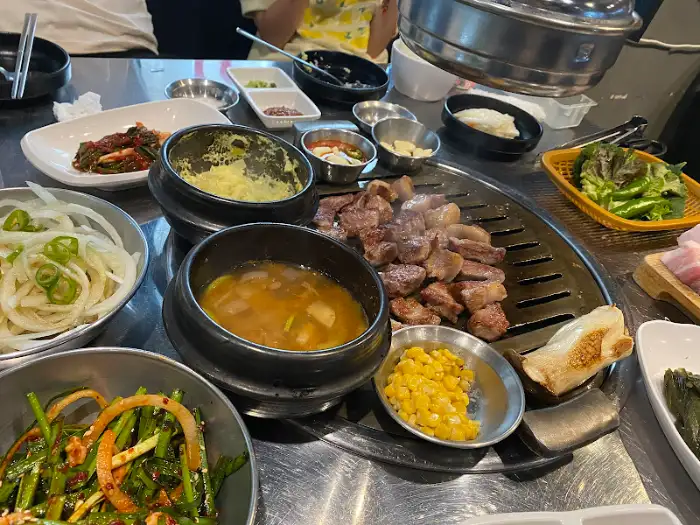 다양한 곁들임 반찬들, 쌈채소, 김치, 콩나물무침 등