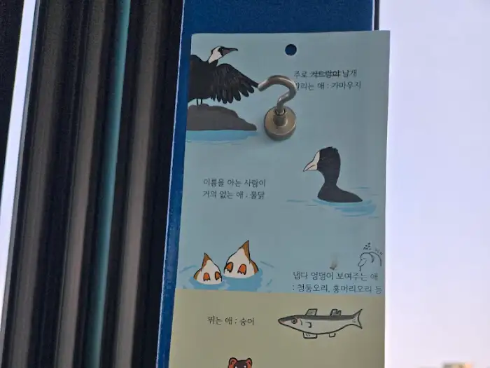 카페 내부에 걸린 그림 또는 포스터