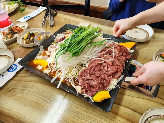 농부네 식당 내부 테이블 모습