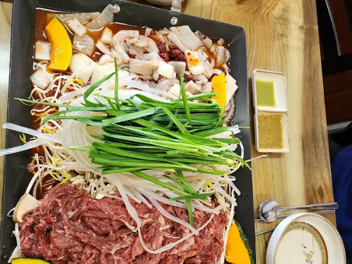 푸짐하게 차려진 오리 샤브샤브 재료