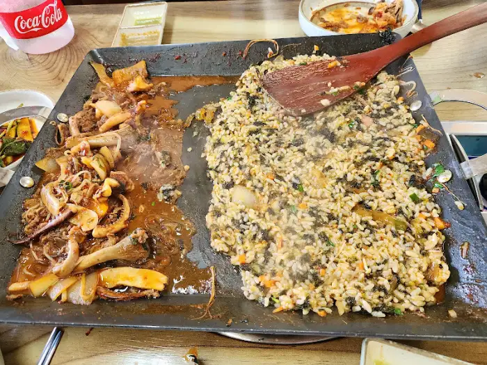 볶음밥 조리 중인 모습
