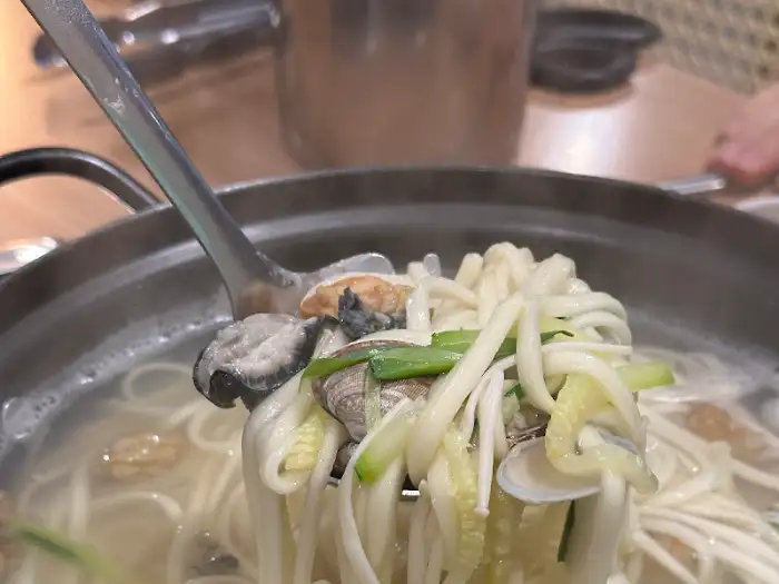 칼국수에 들어가는 신선한 해산물과 면발