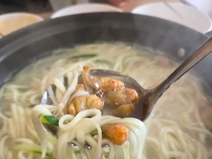 새우와 면발이 함께 담긴 칼국수 국물