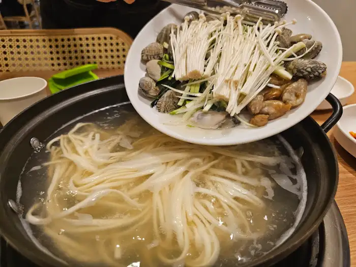 칼국수 냄비와 곁들여 나오는 재료 플레이트