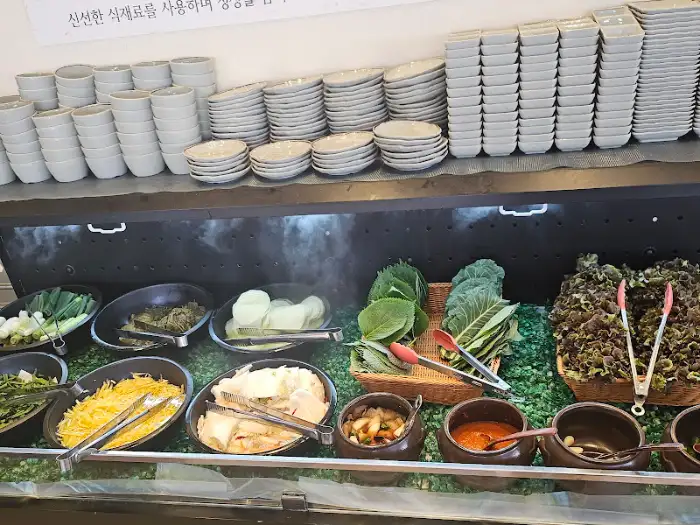 신선한 채소와 반찬들이 준비된 셀프바