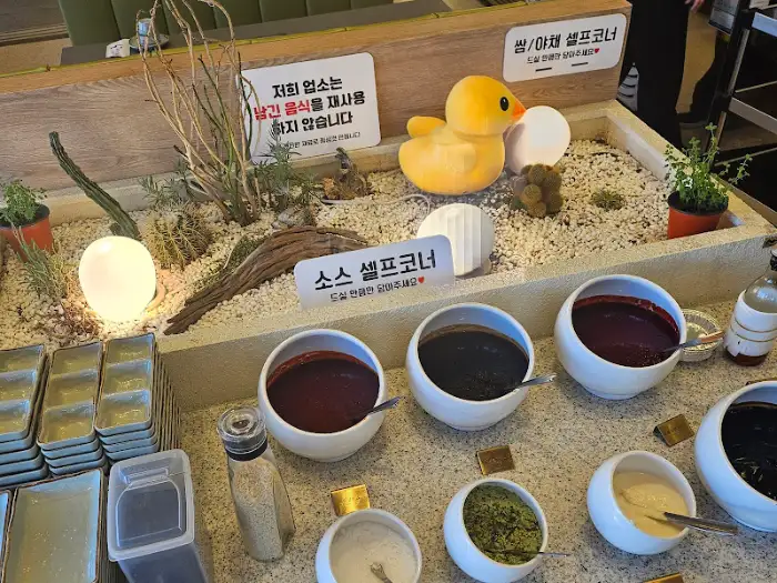 다양한 소스가 준비된 모습
