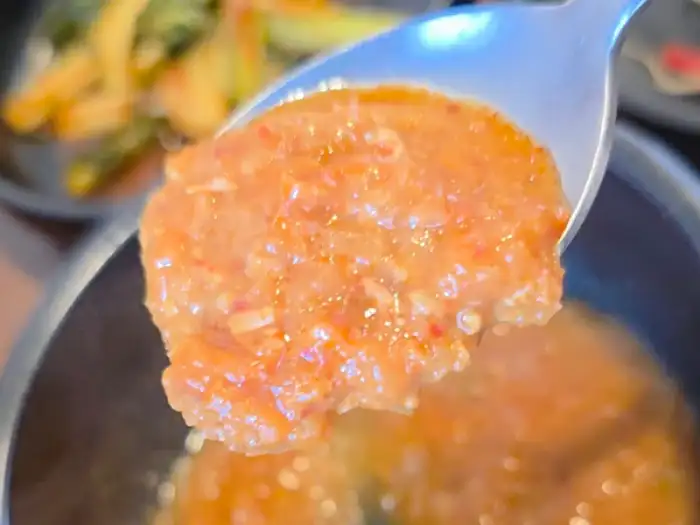 숟가락에 담긴 된장 소스의 근접 사진