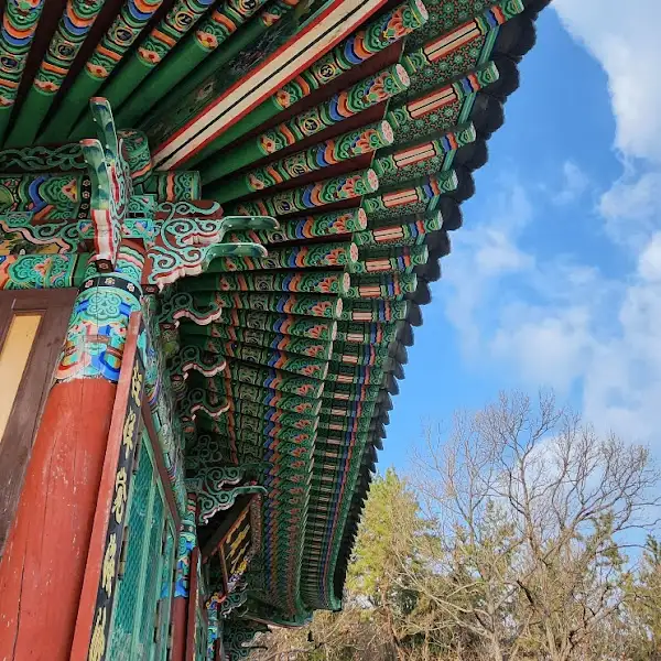 절 건물의 화려한 단청