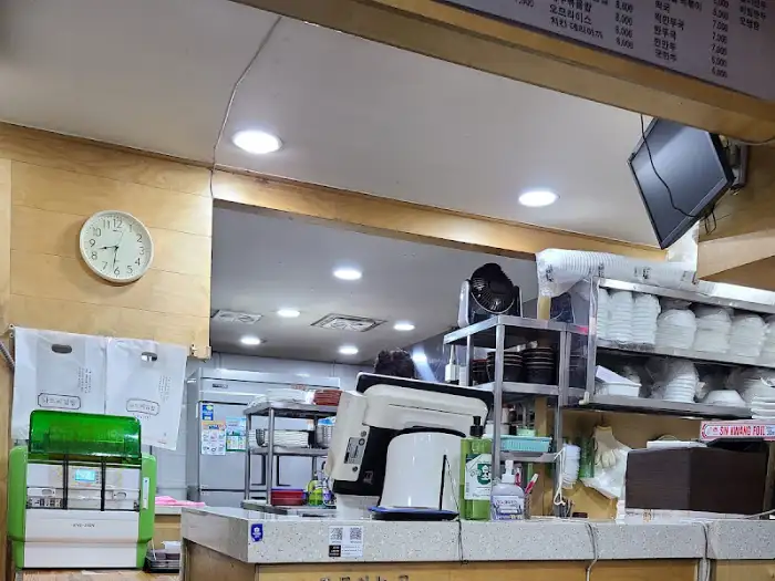나드리김밥 내부 카운터 모습