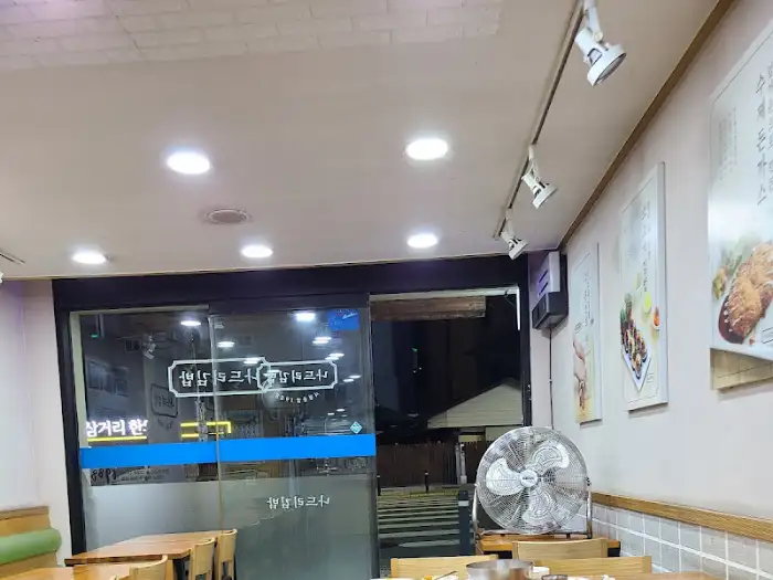 나드리김밥 내부 좌석과 창밖 풍경