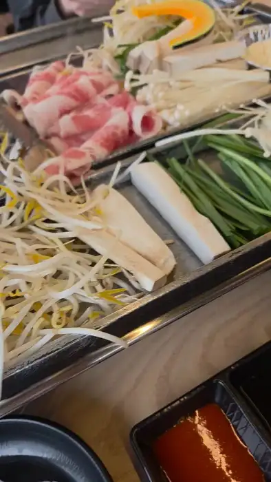 구워지고 있는 차돌박이와 채소들