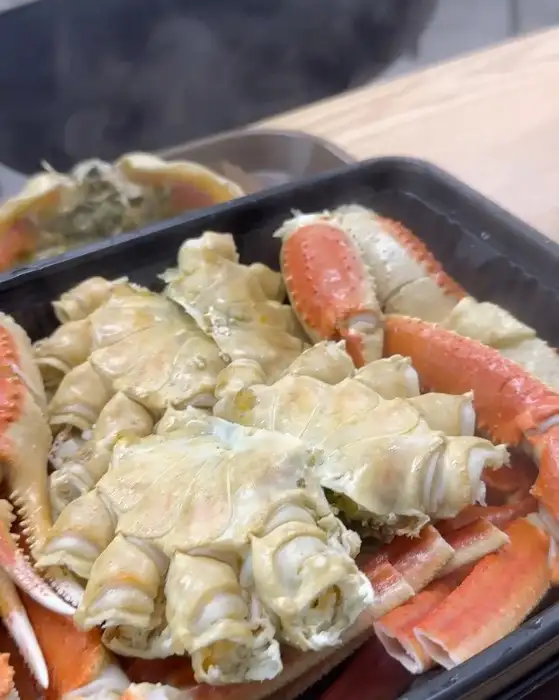 따뜻하게 쪄진 대게 요리