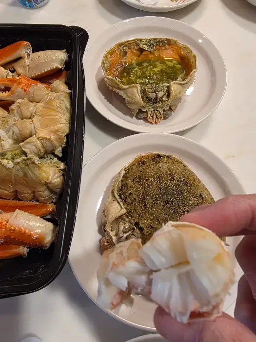 대게 살을 발라내는 모습