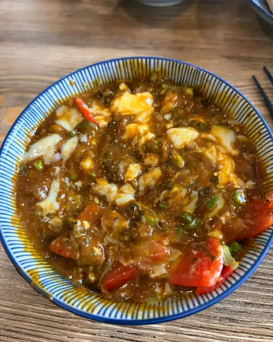 진한 카레와 닭구이, 새우 토핑이 올라간 덮밥
