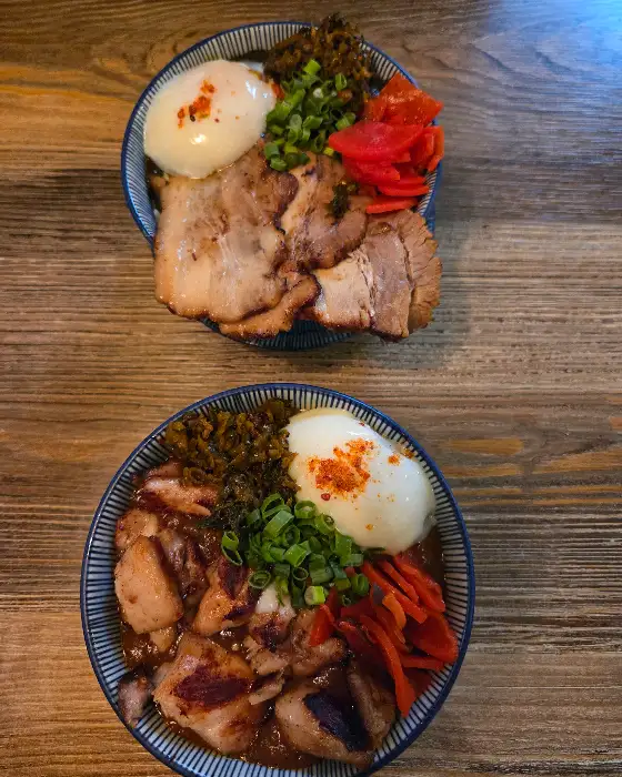 두 그릇의 카레 덮밥 모습