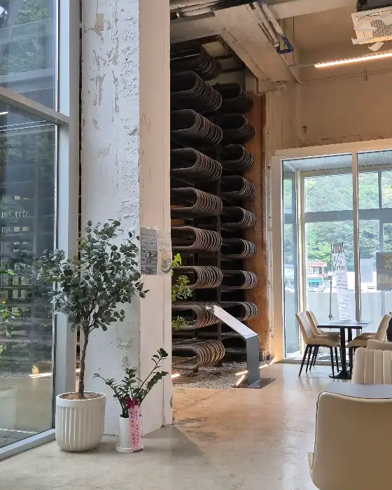 넓고 개방감 있는 실내 공간과 테이블석