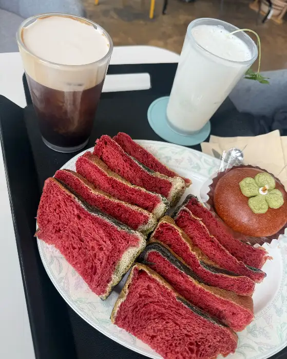 소금커피와 단면이 붉은 빵