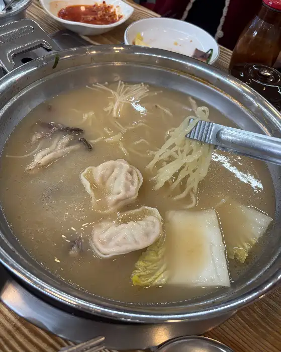 뜨끈한 국물에 만두가 익어가는 모습
