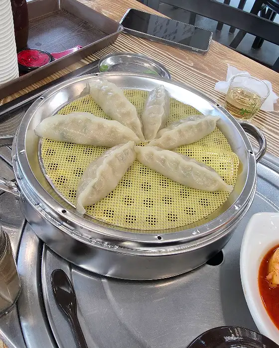 김치만두가 먹음직스럽게 쌓여있는 모습